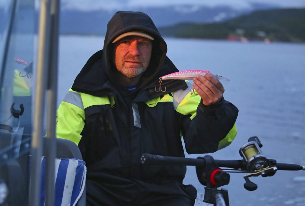 <b>KVEI­TE­FAN­GER:</b> Roy Heg­gen til­ret­te­leg­ger for kvei­te­fis­ke ved Stei­gen Sjø­hus, og har opp­levd at man­ge kvei­ter har tatt den­ne wobb­le­ren uten­for Engelsøya.