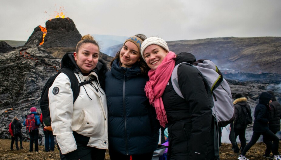 Turgåere Florine Boucher-Locatelli (t.v.), Pauline Raphanel ( i midten) og Émilie Saint-Mleux (R) poserer for et bilde mens de er på tur mot Fagradalsfjell som har utbrudd, ca. 40 km fra Reykjavik.