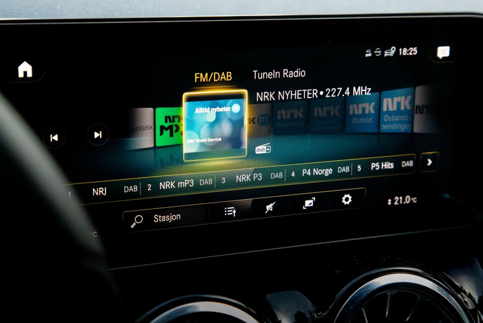 TO MULIGHETER: Touchskjermen i midtkonsollen kan også styres via knapper og plate mellom setene.