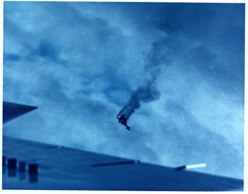 <b>SPANT I BAKKEN:</b> AV-2 Valkyrie spant ut av kontroll mot bakken med en sky av drivstoff etter seg. Ulykken kostet livene til Carl Cross og den erfarne testpiloten Joseph Walker som fløy F-104N Starfighter-flyet.
