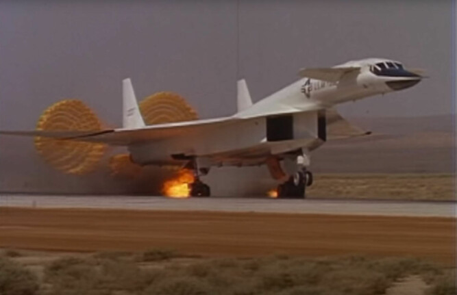<b>JOMFRUTUR:</b> XB-70 var forfulgt av småuhell i starten. Allerede under jomfruturen tok hjulene fyr under landing.