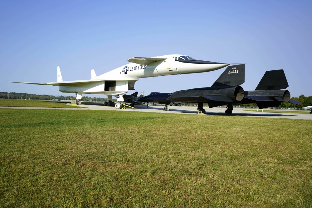 <b>LUFTING:</b> XB-70 Valkyrie luftes sammen med en Lockheed YF-12A – forgjengeren til SR-71 Blackbird – på Wright-Patterson Air Force Base i Dayton.