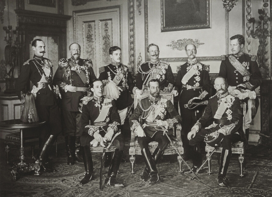 SISTE SAMLING: Ni av Europas overhoder samlet til fotografering under begravelsen til Edward VII i 1910. Stående bak fra v.: Kong Haakon VII (Norge), tsar Ferdinand (Bulgaria), kong Manuel II (Portugal), keiser Vilhelm II (Det tyske riket), kong Georg I (Hellas) og kong Albert I (Belgia). Sittende fra v.: kong Alfonso XIII (Spania), kong George V (Storbritannia) og kong Frederik VIII (Danmark).