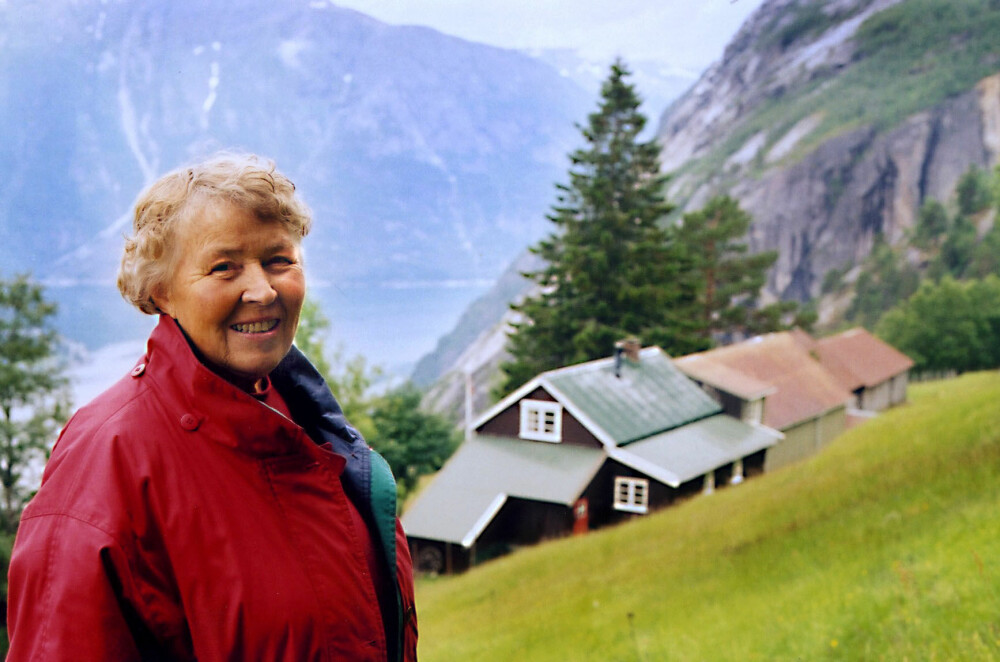 <b> ENEBOER PÅ GÅRDEN:</b> Oslo-jenta Bjørg Wiik flyttet til Kjeåsen i 1967, og angret aldri.