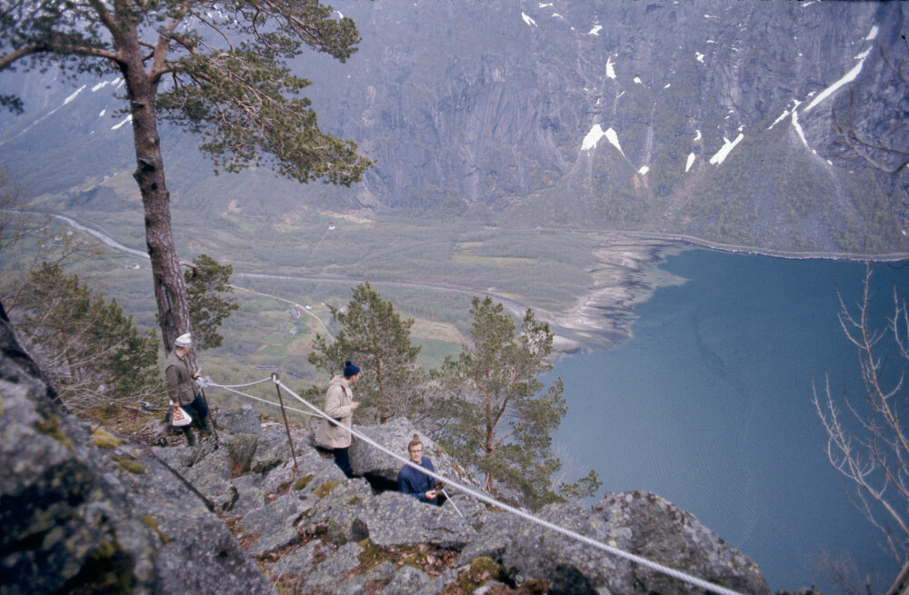 <b>SVIMLENDE HØYDER:</b> Stien opp fra Simadalsfjorden er ikke for personer som er plaget av svimmelhet. Bildet er fra 1973, før Sima vannkraftverk sto ferdig.