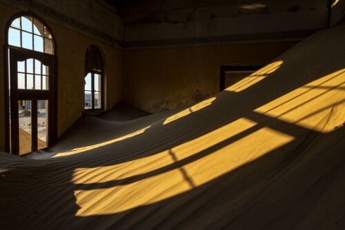 <p class="MSONORMAL" style="">USTOPPELIG: Sanden finner vei inn gjennom alle sprekker og fyller husene i Kolmanskop.</p>