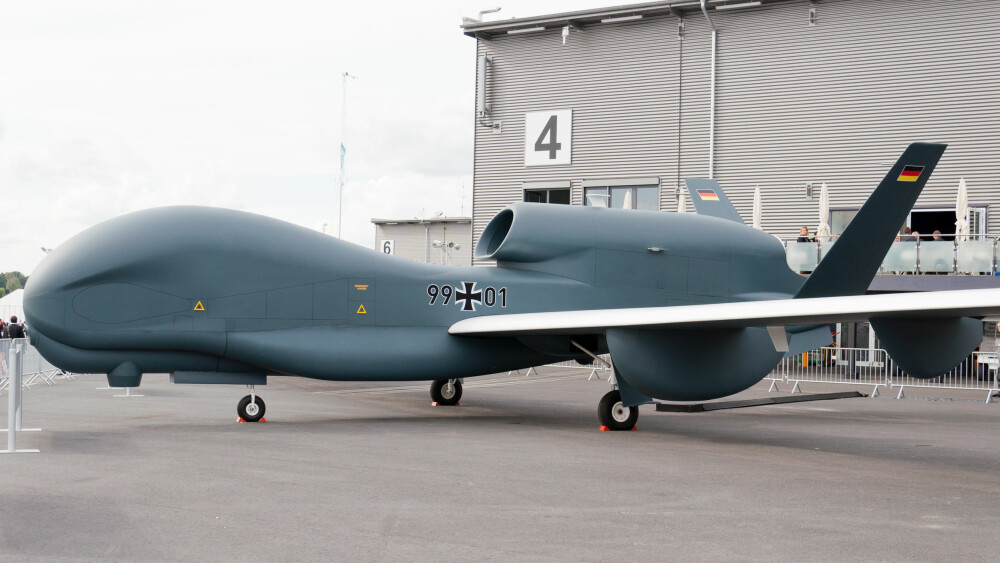 <b>STOLTHET:</b> Tysklands nye superavanserte militærdrone ble stolt vist frem på fly­utstillinger i 2012. Året etter var fiaskoen et faktum.