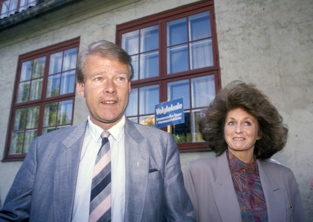 VALG: Eli og Carl I. Hagen på vei inn i til valglokalet på Bestum skole 11. september 1989. Valget ble en klar seier for FrP og SV.