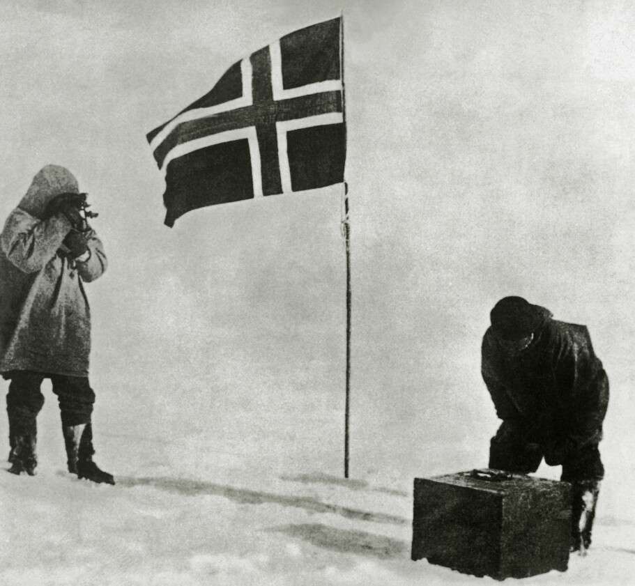 <b>STOLTE ØYEBLIKK:</b> Når bragder begås av nordmenn, hentes flagget frem. Her har Roald Amundsen plantet det på Sydpolen i 1911. 