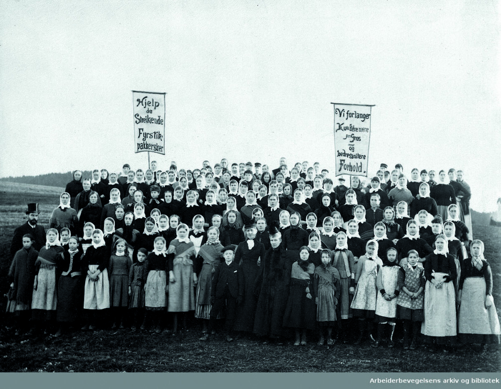 <b>DE MODIGE JENTENE:</b> I oktober 1889 gikk jentene på fyrstikkfabrikkene på Østre Aker til streik. De fikk laget fane og plakater og marsjerte gjennom Kristianias gater. Bak dem fulgte mangfoldige tusen sympatisører som ville vise sin solidaritet.