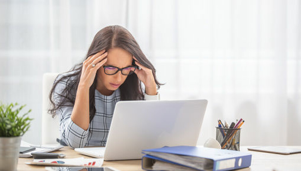 LITE EFFEKTIV: Ved et migrene anfall har man ikke mulighet til å jobbe like effektivt. Mange vil oppleve konsentrasjonsvansker og føle seg syke.