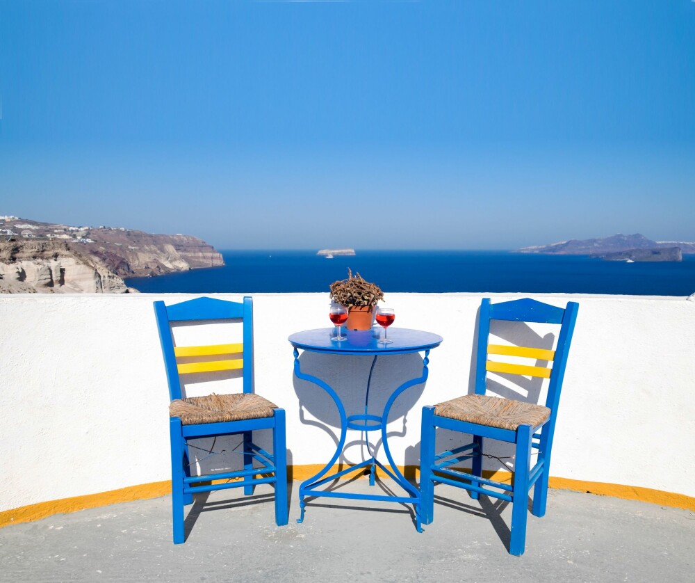 GRESK VIN: Stemningen fra en terrasse i Hellas med utsikt over Egeerhavet er vanskelig å gjenskape hjemme. Men de beste greske vinene kan ta deg tilbake!
