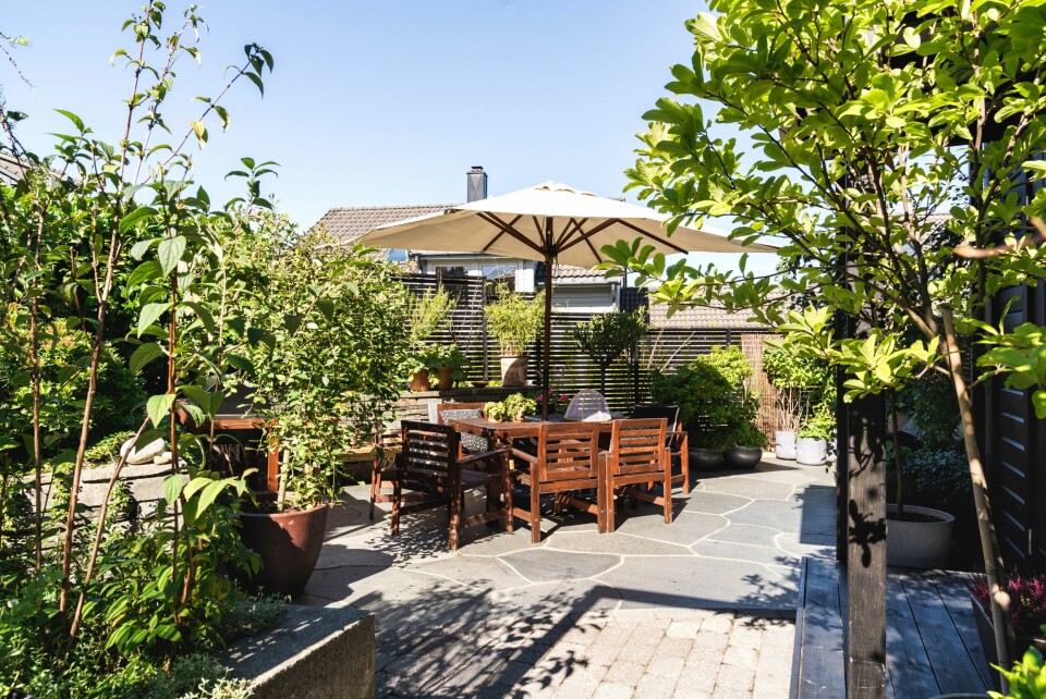 Det lønner seg å være handy, eller i det minste å ha noen rundt seg som er det. Her er det Per som har bygget den finspilede leveggen som både skjermer mot innsyn og vind. Bildet er fra forsiden av huset.