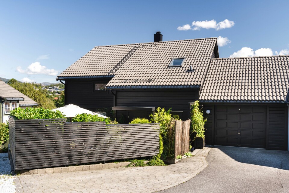 NÅ: Det var Marita og Per selv som malte huset.– Vi kjøpte inn maling for 3500 kroner og malte alt selv. Det gikk raskere enn jeg fryktet. Jeg malte nede mens Per malte oppe, sier hun. Rundt fremsiden er det satt opp gjerde for skjerming både mot vind og innsyn.