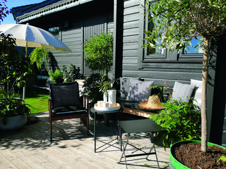 Det er tydelig at Marit Også er interessert i interiør. Inntil husveggen på nordsiden, står det en sofa og stoler man kan slappe av i.