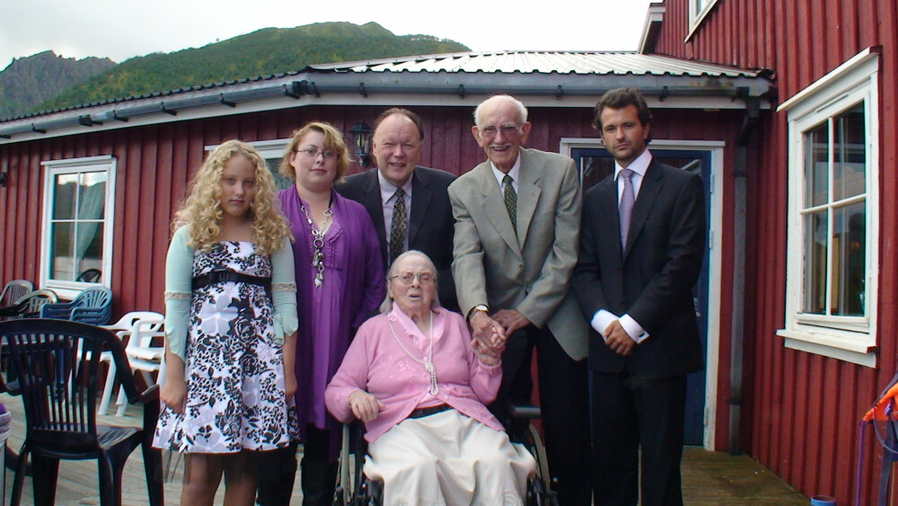 <b>FAMILIEN:</b> – Dette bildet med mamma og pappa og mine tre barn ble tatt på 85-årsdagen til pappa. Fra venstre Oda-Victoria, Agathe-Helén og helt til høyre Sten Fredrik. 