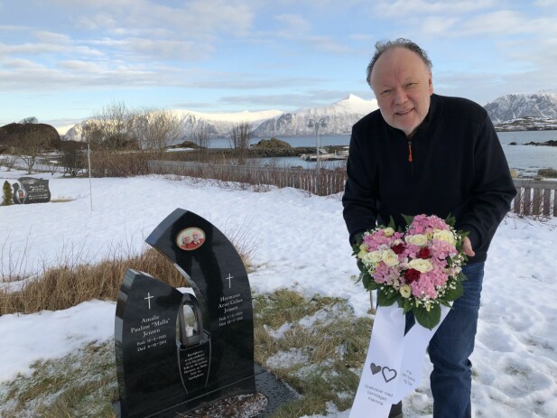 <b>GRAVPLASSEN:</b> Sten Ture sørger alltid for at det er friske blomster på gravstedet til foreldrene. – Jeg kan ikke få takket dem nok for den kjærligheten de ga meg, sier han.