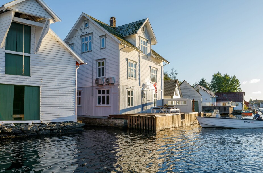 SJØHUS: Kysthuset i Langevåg forelsket hele storfamilien seg i. I første etasje var det en tid salteri og mottak for fisk. Sjøhuset til venstre er Atle spesielt glad i.