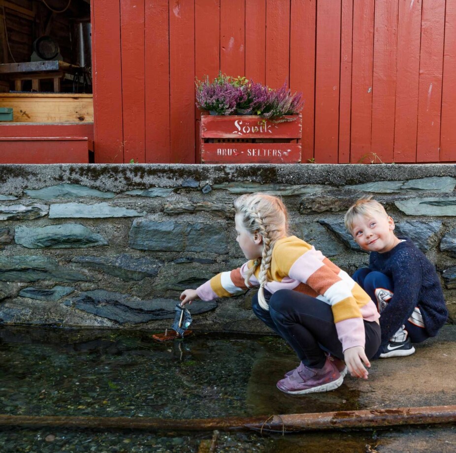LEK: Båtslippen er et fint sted for barnebarna å leke