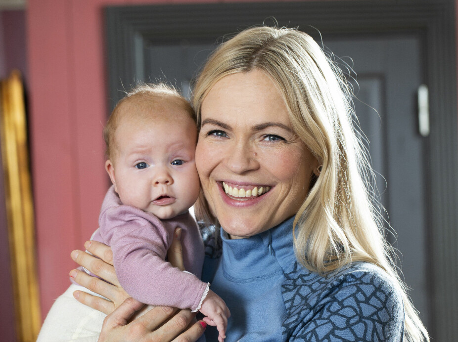 – JEG GIKK INN I ARBEIDSMODUS: Det sier NRK-Sportens Carina Olset om fødselen. Her er hun med babyen Anna på Kleivstua. Bildet er tatt 26. februar 2021.