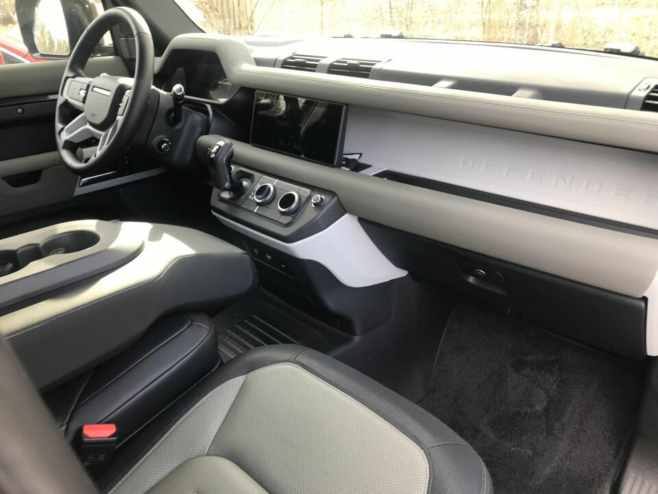 BJELKE: Dashbordet på Defender er en del av bilens strukturelle oppbygning og synes som en tverrgående bjelke som i tillegg til å forsterke Defenders tøffe utseendet, gir smart oppbevaringsplass.