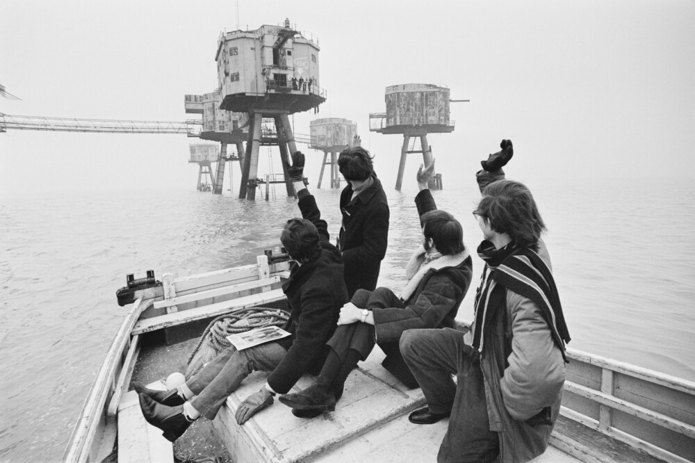 <b>PIRAT-RADIO:</b> Hærfortet Shivering Sands står utenfor munningen av Themsen, og var i noen år basen til piratradioen Radio Sutch og Radio City. Her tar radiovertene Eric Martin, Alan Clarke, Leslie Dunne og Paul Kramer farvel i 1967.  