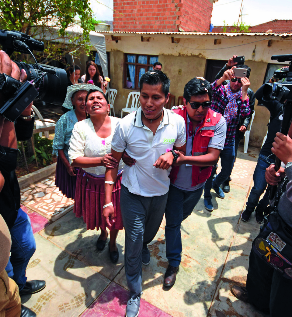 STØTTET OG BEJUBLET: Venner, familie og lokal presse møtte Tumiri da han ble skrevet ut av sykehuset etter flyulykken i 2016.