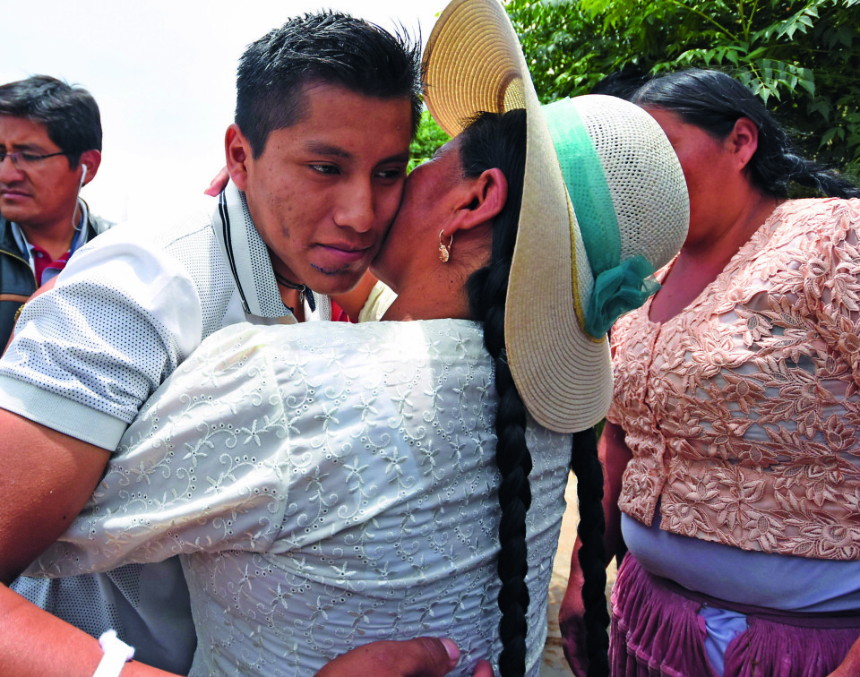 MAMMA-KJÆR: Erwin Tumiri sier han klamrer seg til livet fordi han ikke vil forlate moren. Her er han sammen med moren Romualda da han ble skrevet ut fra sykehuset etter flyulykken i 2016.