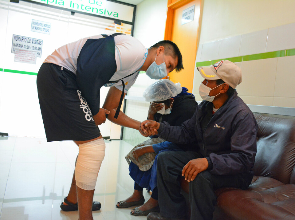 HELDIG: Erwin på sykehuset etter bussulykken i mars. Her kondolerer han foreldrene til en annen ung mann som satt på samme buss, men som døde på sykehuset. Selv måtte Erwin operere senen i høyre kne, hadde smerter i foten, ryggen, og et brudd i høyre skulderblad.