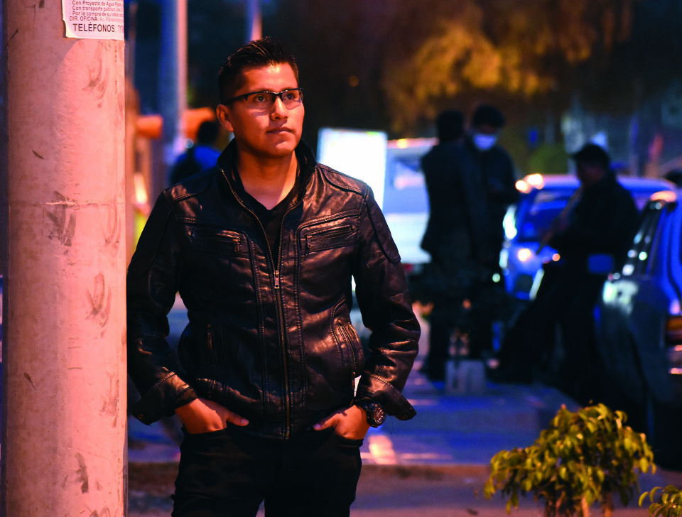 HJELPSOM: Erwin Tumiris største ønske etter å ha overlevd ulykkene, er å hjelp andre mennesker i nød. Bilde er tatt en måned etter bussulykken.