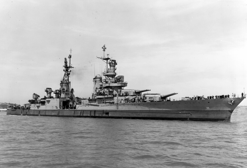 <b>PÅBYGD OG TOPPTUNG:</b> Krysseren USS Indianapolis fotografert mindre enn tre uker før skipet ble senket og mannskapet overlatt til haiene.