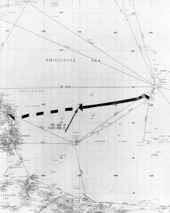 <b>KOM ALDRI FREM:</b> Her er den amerikanske marinens kart over hvor Indianapolis› siste seilas endte. Den stiplede linjen viser kursen som skipet skulle hatt fra stedet der det ble senket.