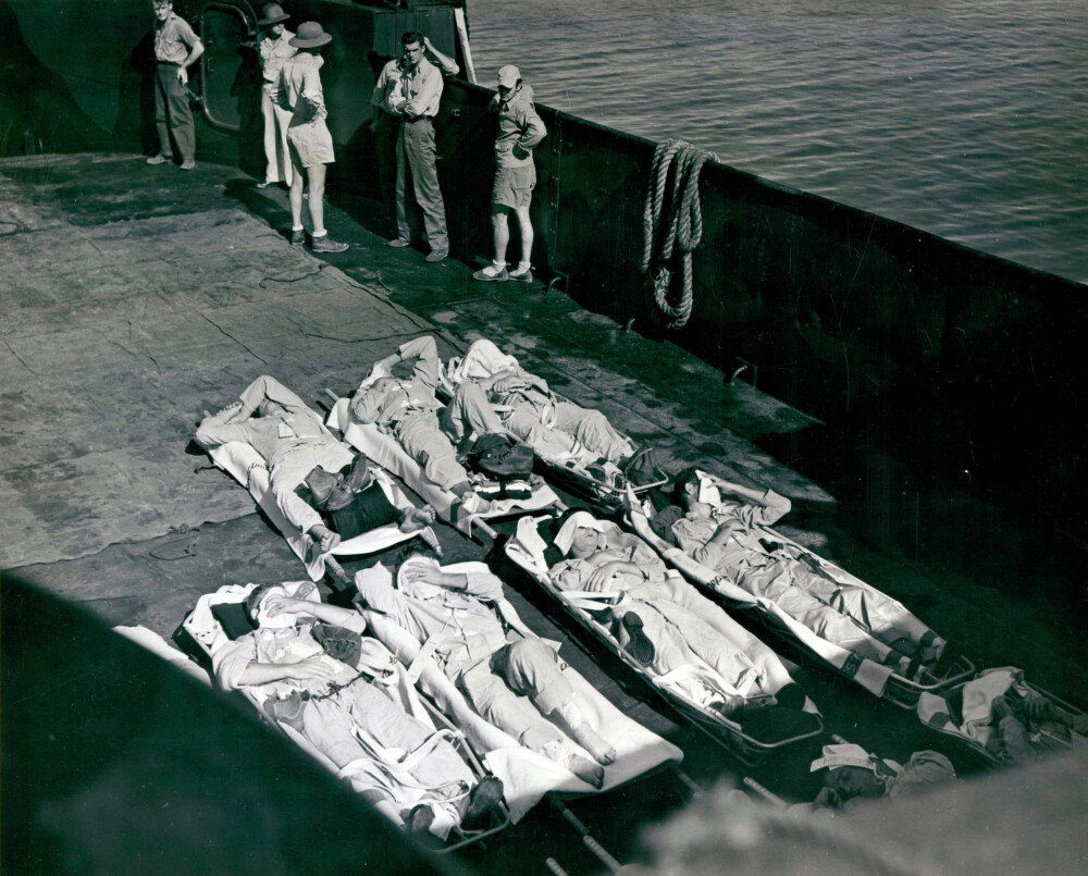 <b>EN HÅRSBREDD FRA DØDEN:</b> Overlevende fra USS Indiana­polis reddet, plastret og iført nye uniformer.