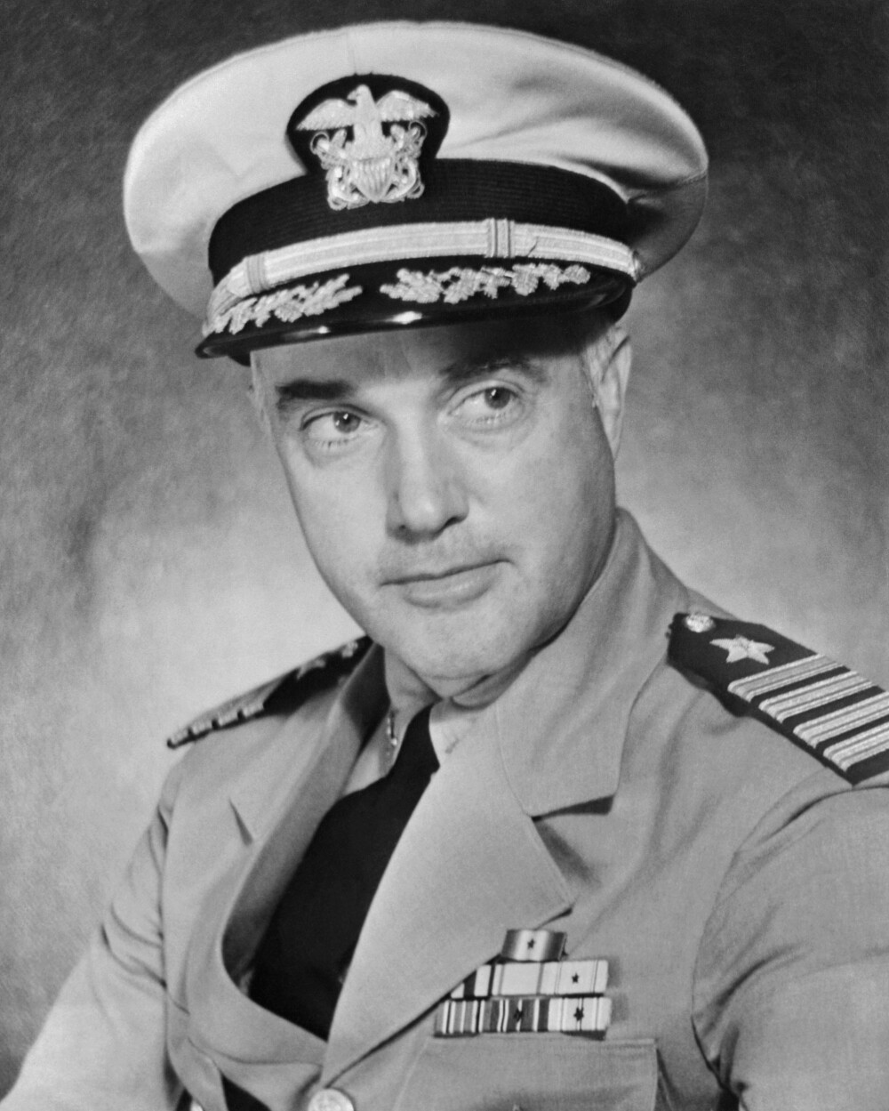 <b>FRIFUNNET ETTER <BR/>SIN DØD:</b> I år 2000 ble USS Indianapolis› kaptein Charles B. McVay rehabilitert og alle anklager mot ham frafalt.