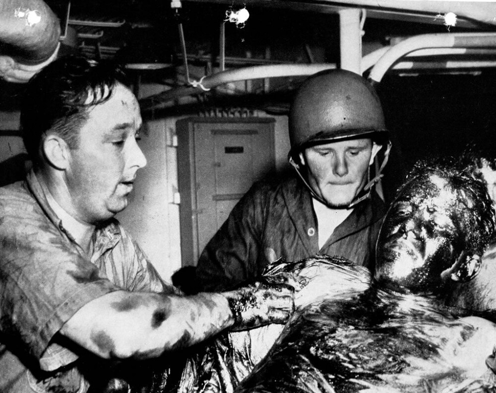 <b>GRISEFLAKS:</b> Mannskapet fra USS Indianapolis hadde kjempet for livet i olje, blod og saltvann i fire dager før de heldigste overlevde.