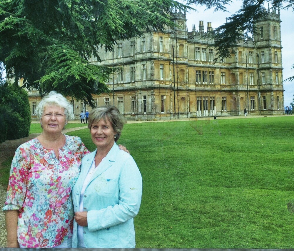 <b>SLOTTSBESØK:</b> Her er de to på reise i England og besøker slottet fra den populære britiske TV-serien Downton Abbey. 