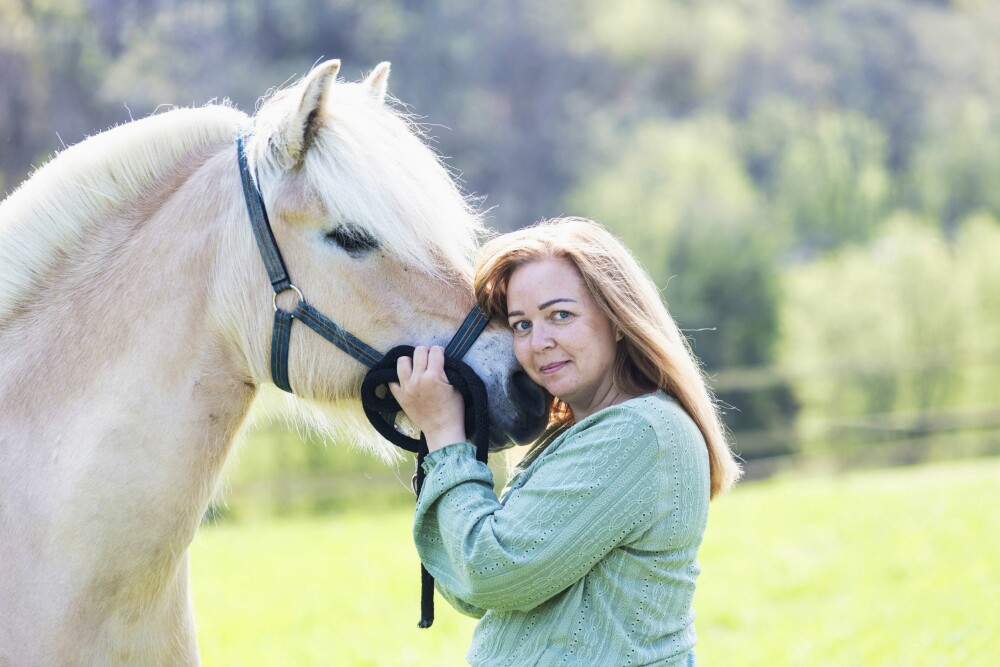 <b>MESTRING OG GLEDE:</b> Elisabeth Randsby Henriksen elsker å ri hestene på Fjære Gård. Her tilbys aktiviteter for personer med ulike behov, slik at de skal oppleve mestring, utvikling og trivsel.