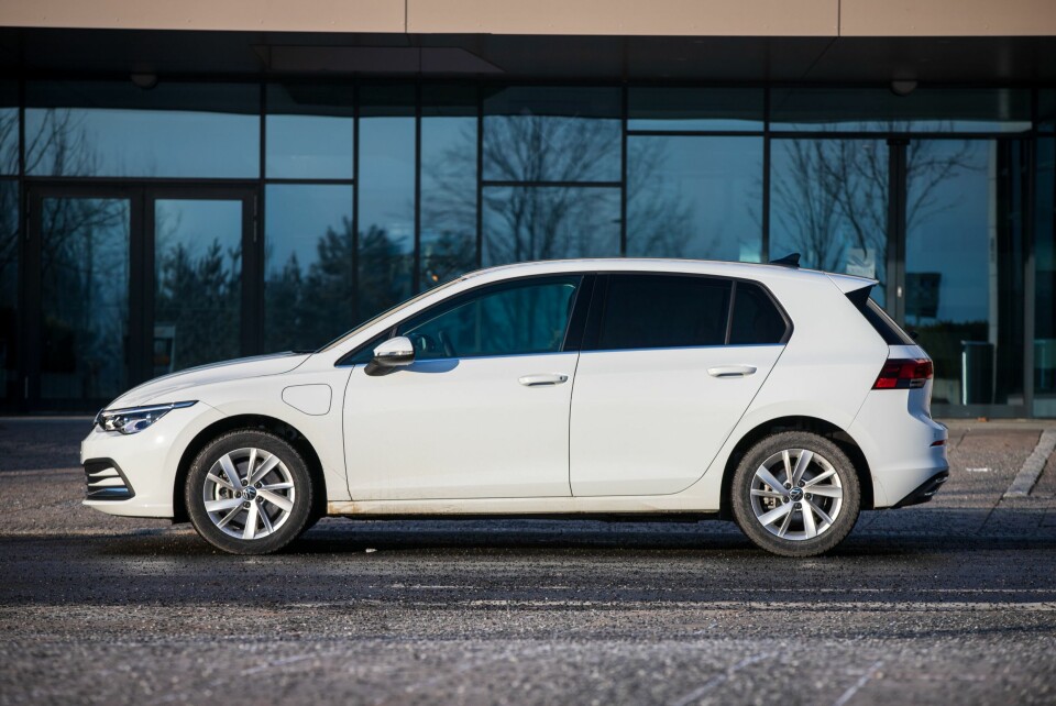 FRISERT: Den nye VW Golf bruker mye av samme basis som forgjengeren, men har fått nytt utseende og større batteri.