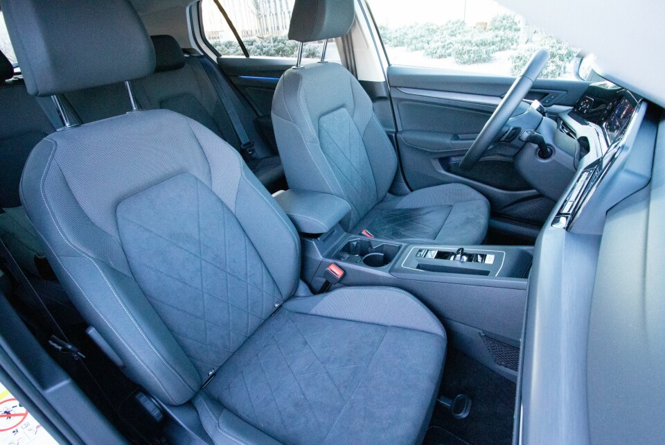 MYE LIKT: Innvendig er plassen omtrent den samme, og Golf 8 har beholdt den gode sittekomforten fra tidligere generasjoner.