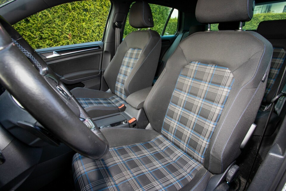 NIKK TIL GTI: Setemønsteret i den første GTE var inspirert av klassisk Golf GTI-stil, men i blått for å signalisere kombinasjon av sportslighet og eldrift.