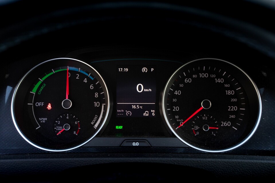 ANALOG: Instrumenter og betjeningen på forrige Golf-versjon var av det analoge slaget og fornuftig utformet.