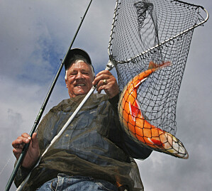 <b>MED FLUEDUPP:</b> En effektiv fiskemetode etter røye er å bruke fluedupp og nymfe i enden av fortommen.