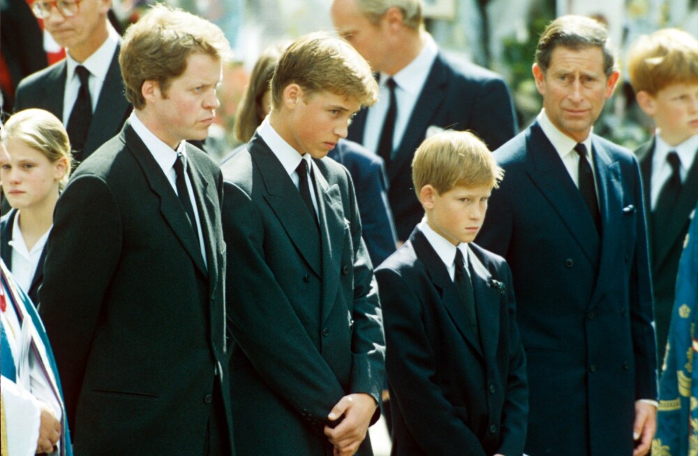 <b>TYNGET AV SORG: </b>Charles Spencer (Dianas bror), prins William, prins Harry og prins Charles i begravelsen til prinsesse Diana 6. september 1997.