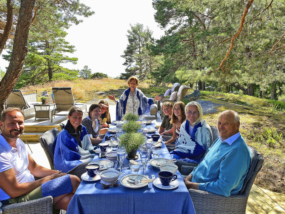 <b>KORONA-BURSDAG: </b>Dronning Sonja (i midten bak) samlet store deler av familien til sin 83. fødselsdag på Mågerø 20. juli i fjor.