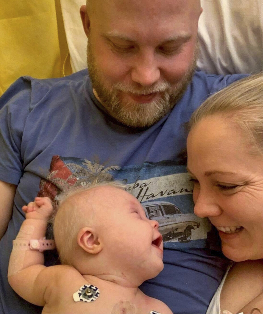 <b>SEIER:</b> Tiril måtte hjerteopereres. Her er mamma Ida Freng (36) og pappa Thomas Aarø (42) lettet over at alt gikk bra. 