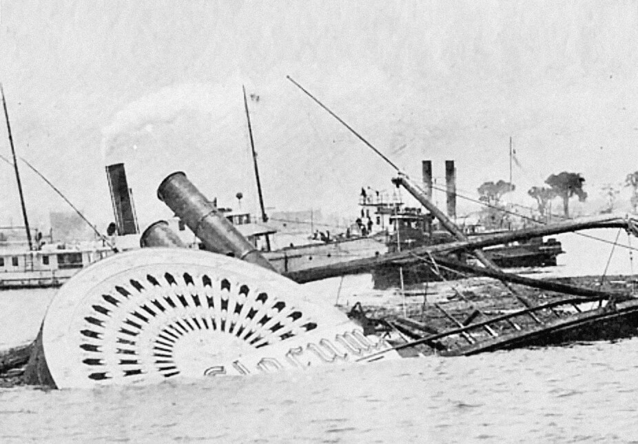 <b>KATASTROFE:</b> Etter en eksplosjonsartet brann sank hjuldamperen General Slocum på grunt vann ved øya North Brother Island utenfor Bronx i juni 1904. 