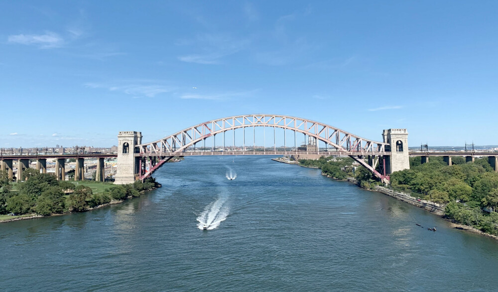 <b>RUTEN:</b> East River og Hell Gate i New York i dag. Det var her General Slocum seilte i full fart, fullstendig overtent, 15. juni 1904.