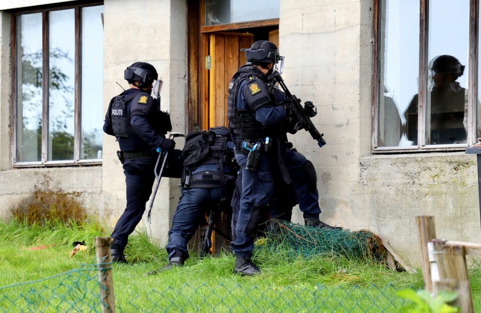 ØVELSE: Her trener mannskap fra Utrykningsenheten (UEH) på å overmanne en geværdesperado inne i et hus. Til sammen er det 1.050 UEH-mannskaper i Norge. Deres spesiale er å løse situasjoner som den lensmannsbetjentene Rune Hunshamar og Roy Arne Steen ble sendt ubevæpnet og ubeskyttet inn i for 30 år siden.
