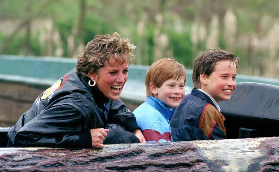 <b>FAMILIEIDYLL: </b>Prinsesse Diana avbildet sammen med sønnene prins William og prins Harry mens de beslker fornøyelsesparken Thorpe Park i 1993.