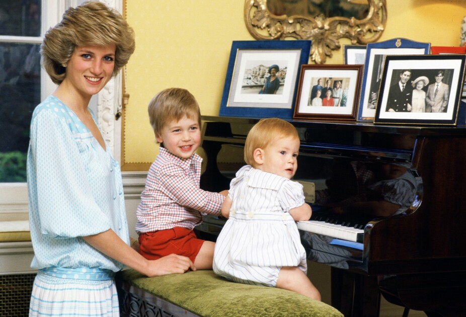 LYKKELIGE DAGER: Diana som ung småbarnsmor sammen med sønnene William og Harry i Kensington Palace i 1985. Ingen kunne da ane noe om tragedien som ville ramme familien 12 år senere.